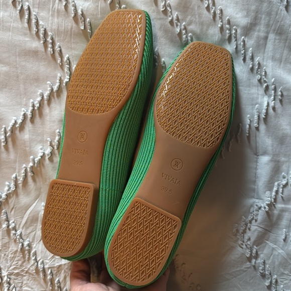 Adorable Kelly Green Slip Ons - Picture 2 of 2